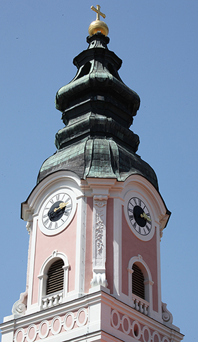Turmuhr der Aldersbacher Klosterkirche. Foto: © Robert Klugseder (CC BY-SA 4.0)