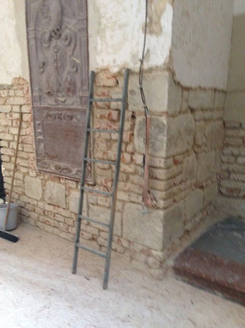 Gedenkstein am Kircheneingang