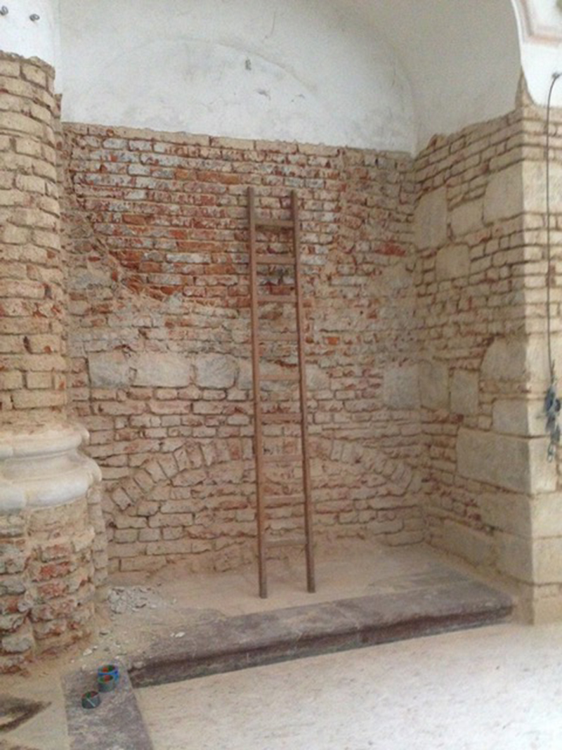 Zugemauertes Fenster und Gewölbe des Kellerabgangs an der Westfassade